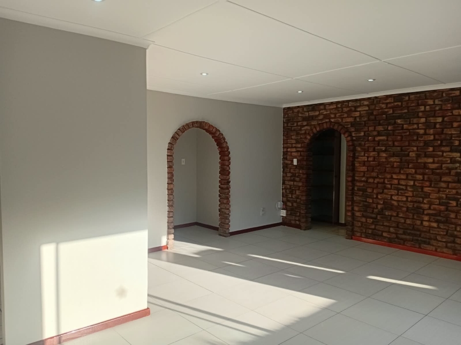 To Let 4 Bedroom Property for Rent in Bonza Bay Eastern Cape